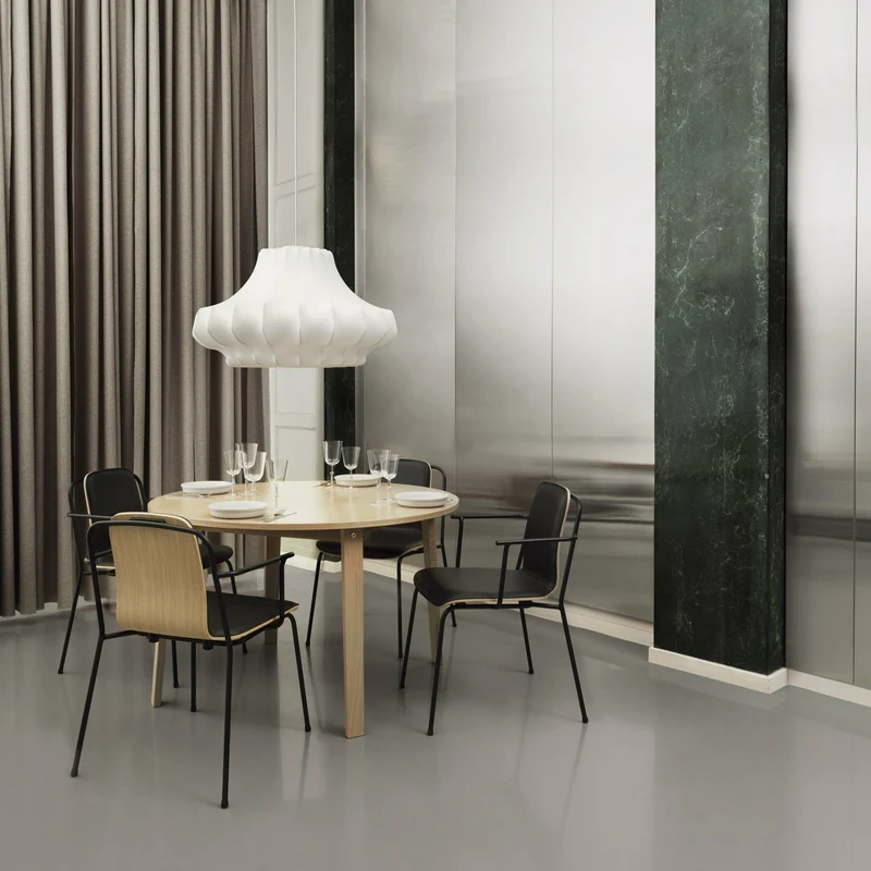 Chaise avec accoudoirs en chêne structure noire Studio Oak - Normann Copenhagen
