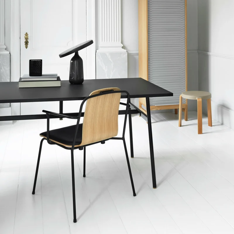 Chaise avec accoudoirs en chêne structure noire Studio Oak - Normann Copenhagen