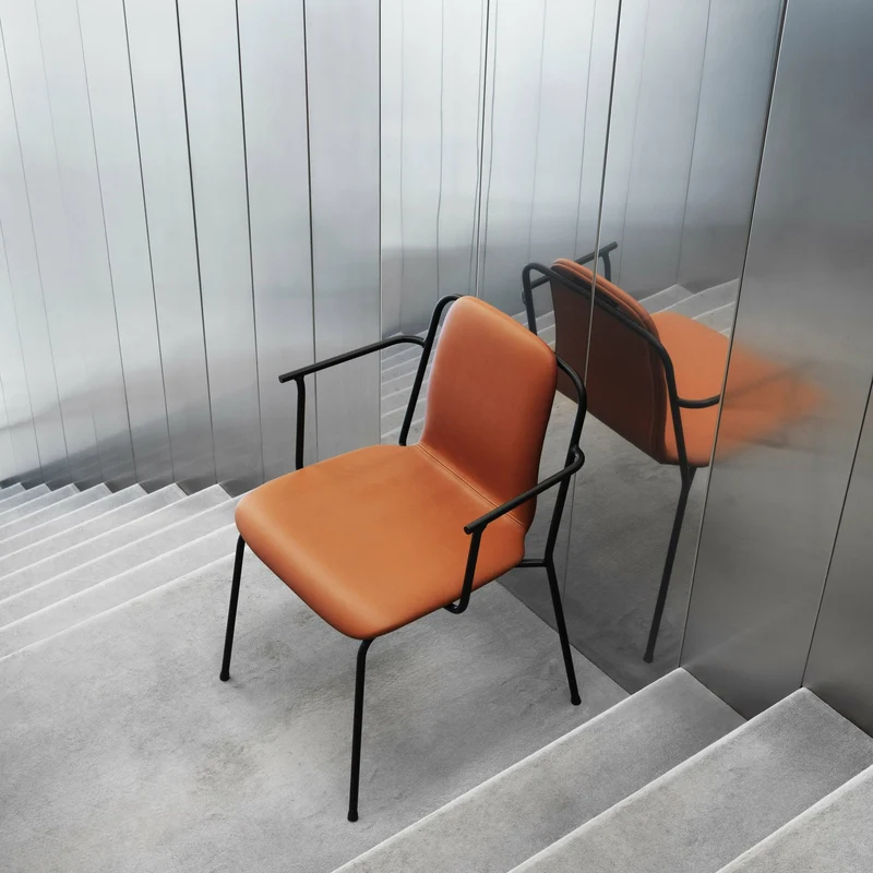 Chaise avec accoudoirs en chêne structure noire Studio Oak - Normann Copenhagen