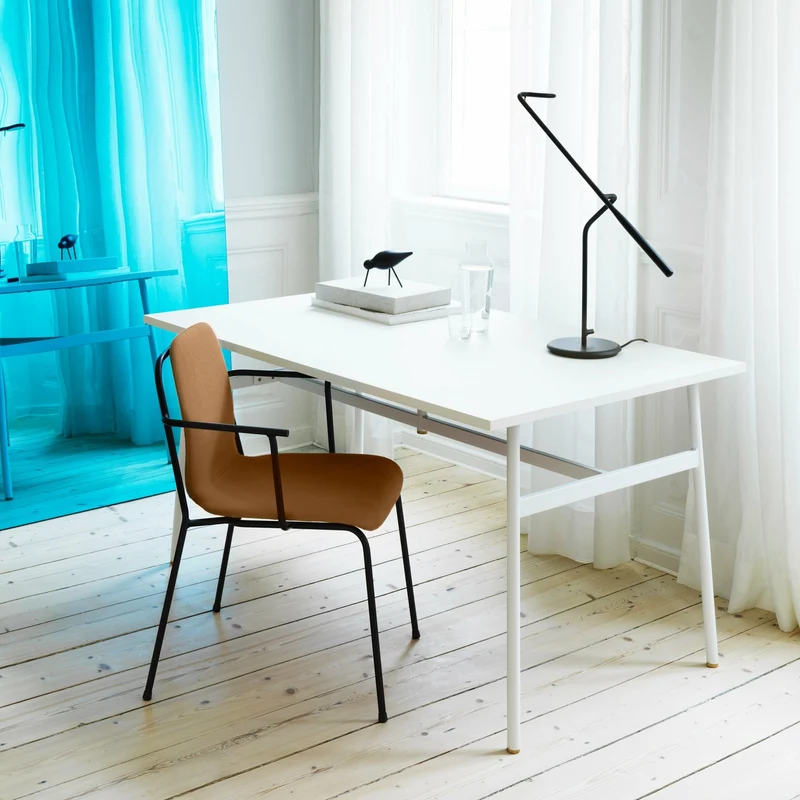 Chaise avec accoudoirs marron structure noire Studio Brown - Normann Copenhagen