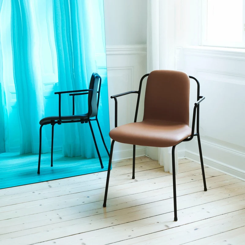 Chaise avec accoudoirs marron structure noire Studio Brown - Normann Copenhagen