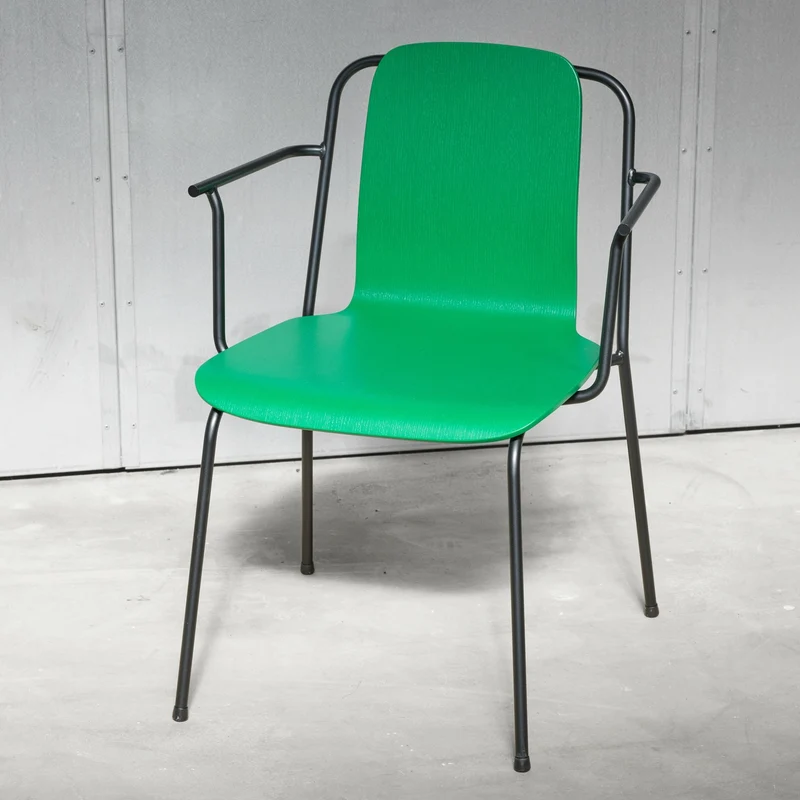 Chaise avec accoudoirs vert structure noire Studio vert - Normann Copenhagen