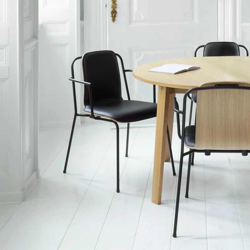 Chaise avec accoudoirs noir structure noire Studio noir - Normann Copenhagen