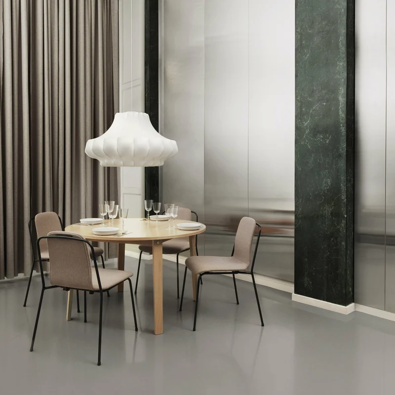 Chaise marron structure noire Studio Brown - Normann Copenhagen