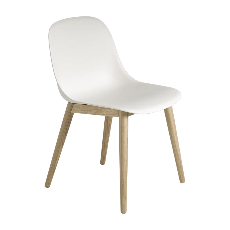 Chaise blanche piétement en chêne Fiber - Muuto