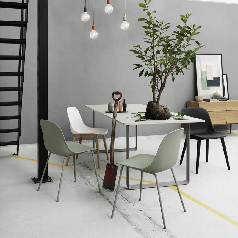 Chaise blanche piétement en chêne Fiber - Muuto