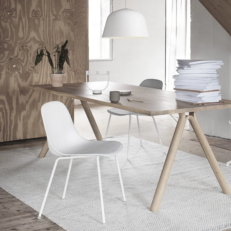 Chaise noire piétement tubes Fiber - Muuto