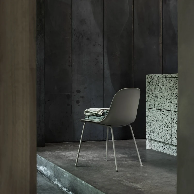 Chaise gris vert piétement tubes Fiber - Muuto
