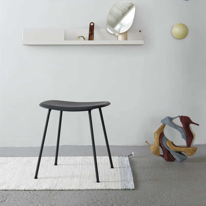 Tabouret noir piétement en chêne Fiber - Muuto