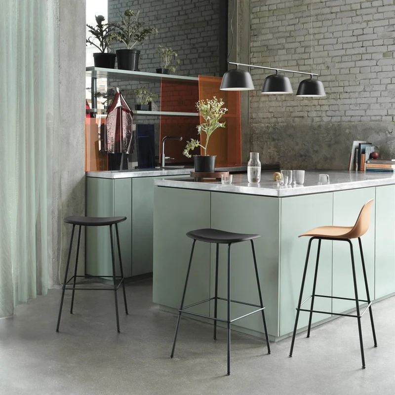 Tabouret de bar 65cm noir piétement en chêne et assise cuir Fiber - Muuto