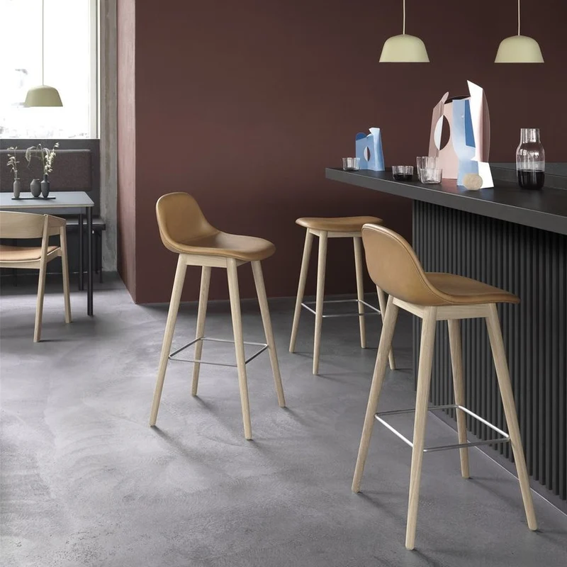 Tabouret de bar 65cm noir piétement en chêne et assise cuir Fiber - Muuto
