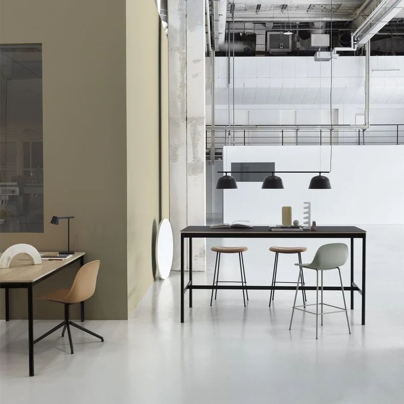 Tabouret de bar 65cm noir piétement en chêne et assise cuir Fiber - Muuto