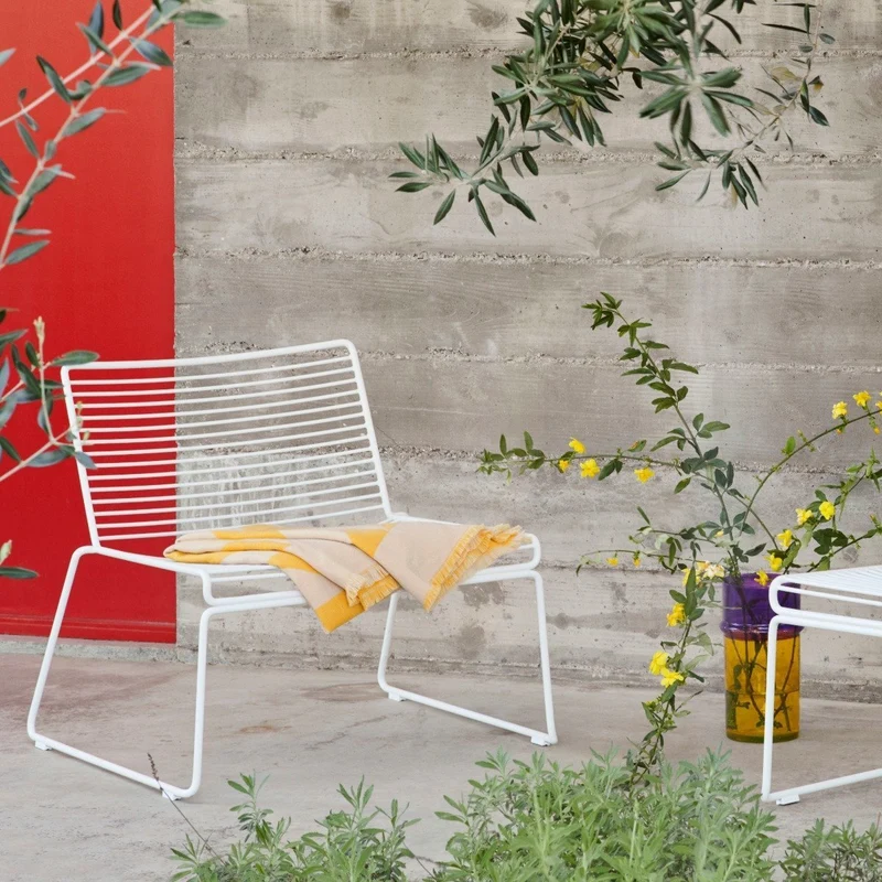 Chaise lounge en métal blanc Hee - HAY