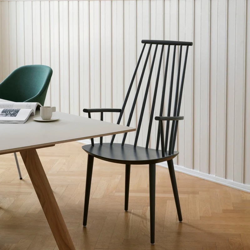 Chaise en bois de hêtre noir J 110 - HAY