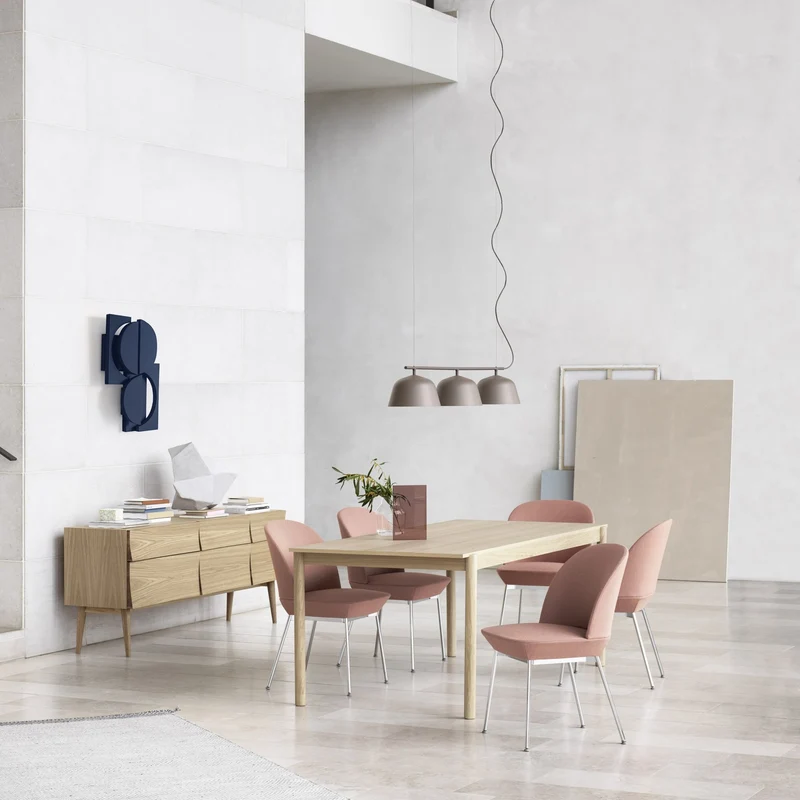Chaise noire et pieds chrome Oslo - Muuto