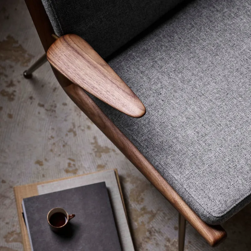 Fauteuil avec accoudoirs en noyer Karakorum 003 HM2 Boomerang - &tradition