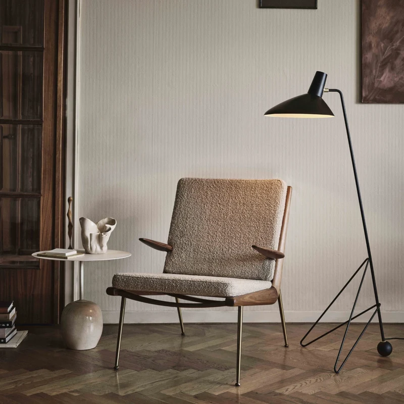 Fauteuil avec accoudoirs en noyer Karakorum 003 HM2 Boomerang - &tradition