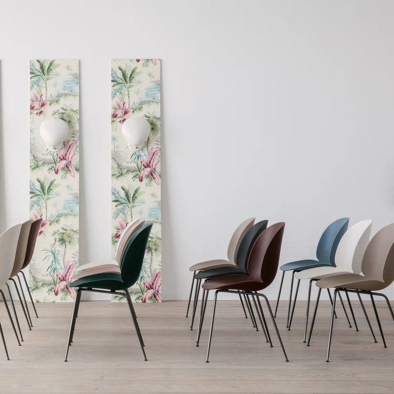 4 Chaises blanc Albâtre et piètement métal noir mat Beetle - Gubi