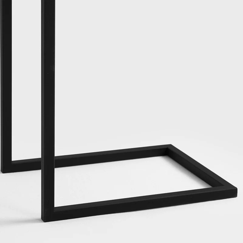 Table d'appoint géométrique en métal noir Lupe - Custom Form