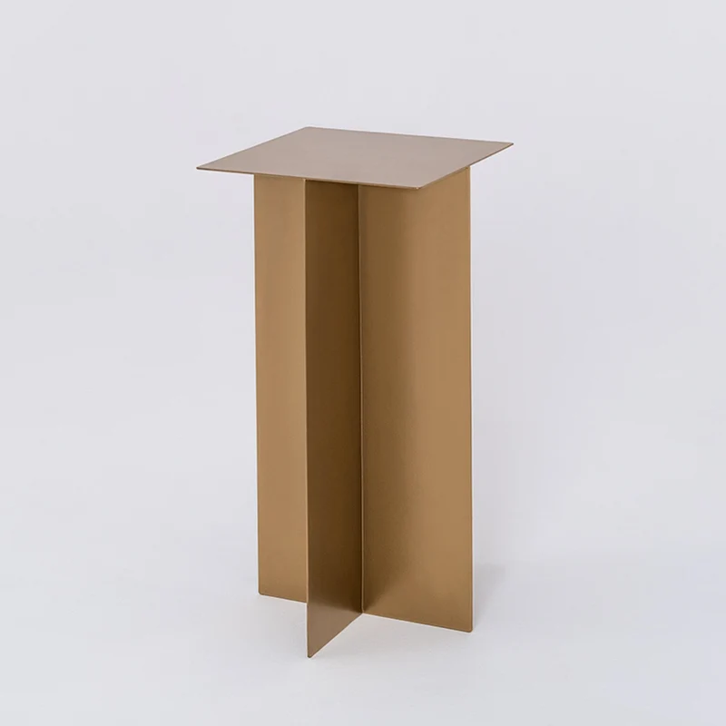 Table d'appoint en métal gold Oli - Custom Form