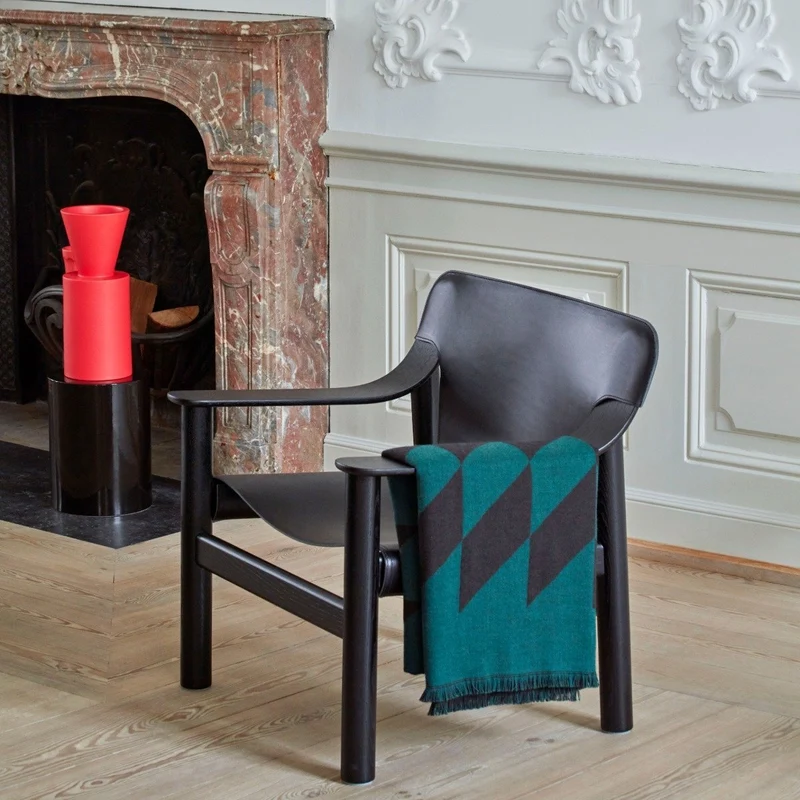 Fauteuil en chêne avec housse en cuir noir Bernard - HAY