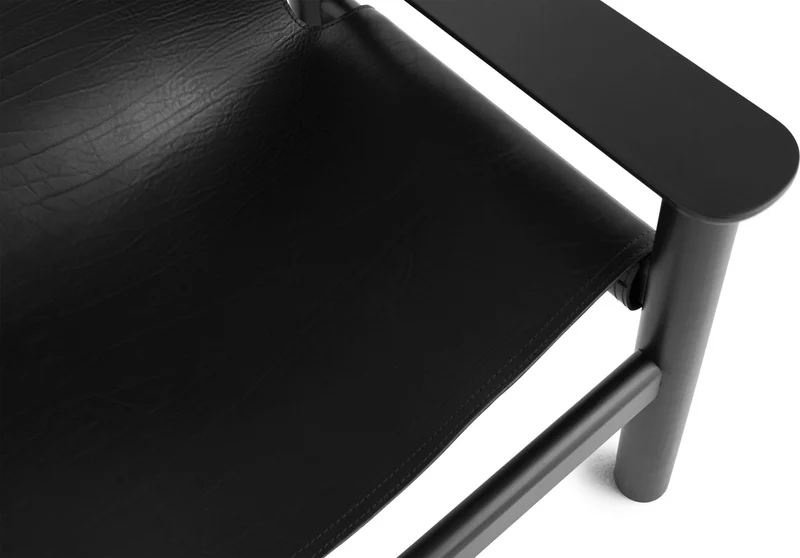 Fauteuil en chêne avec housse en cuir noir Bernard - HAY