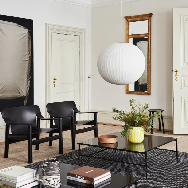 Fauteuil en chêne avec housse en cuir noir Bernard - HAY