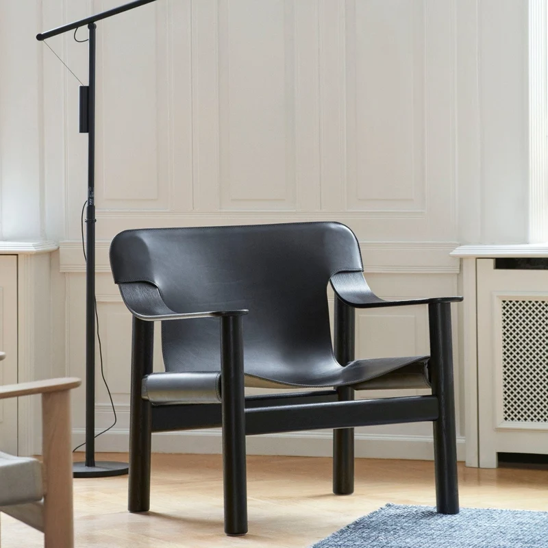 Fauteuil en chêne avec housse en cuir noir Bernard - HAY
