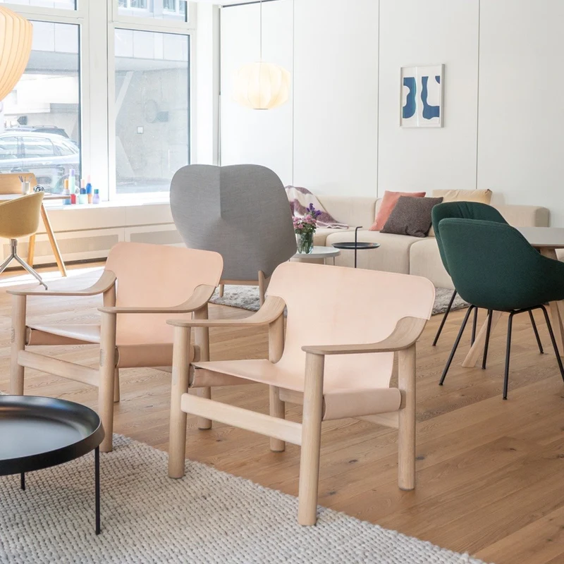 Fauteuil en chêne avec housse en cuir beige Bernard - HAY