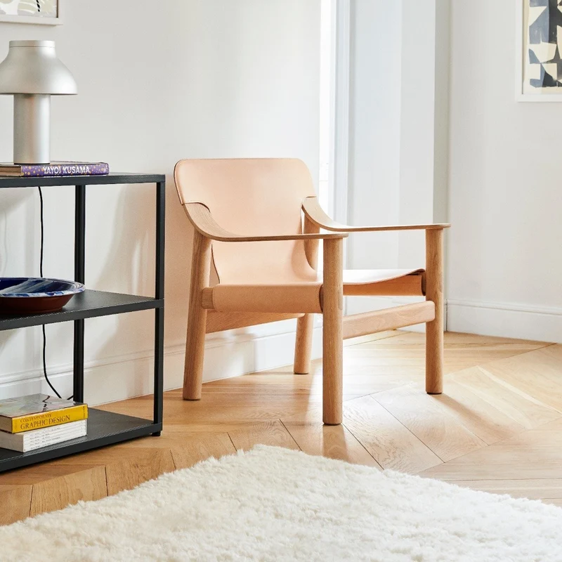 Fauteuil en chêne avec housse en cuir beige Bernard - HAY