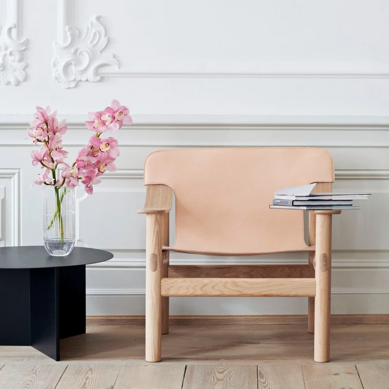 Fauteuil en chêne avec housse en cuir beige Bernard - HAY