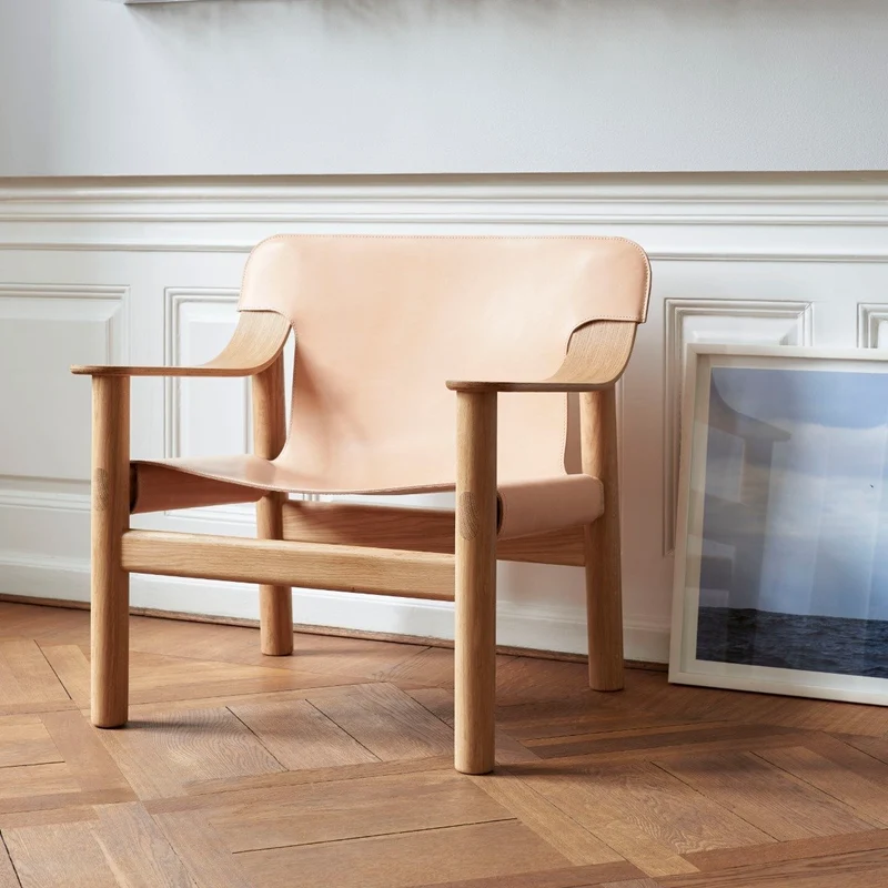 Fauteuil en chêne avec housse en cuir beige Bernard - HAY