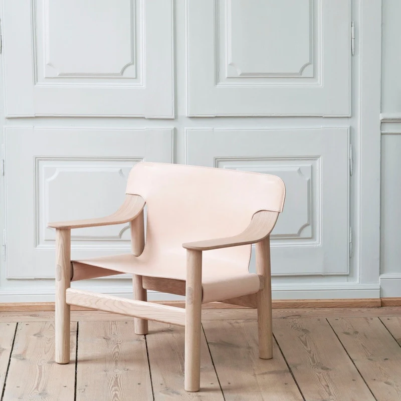 Fauteuil en chêne avec housse en cuir beige Bernard - HAY