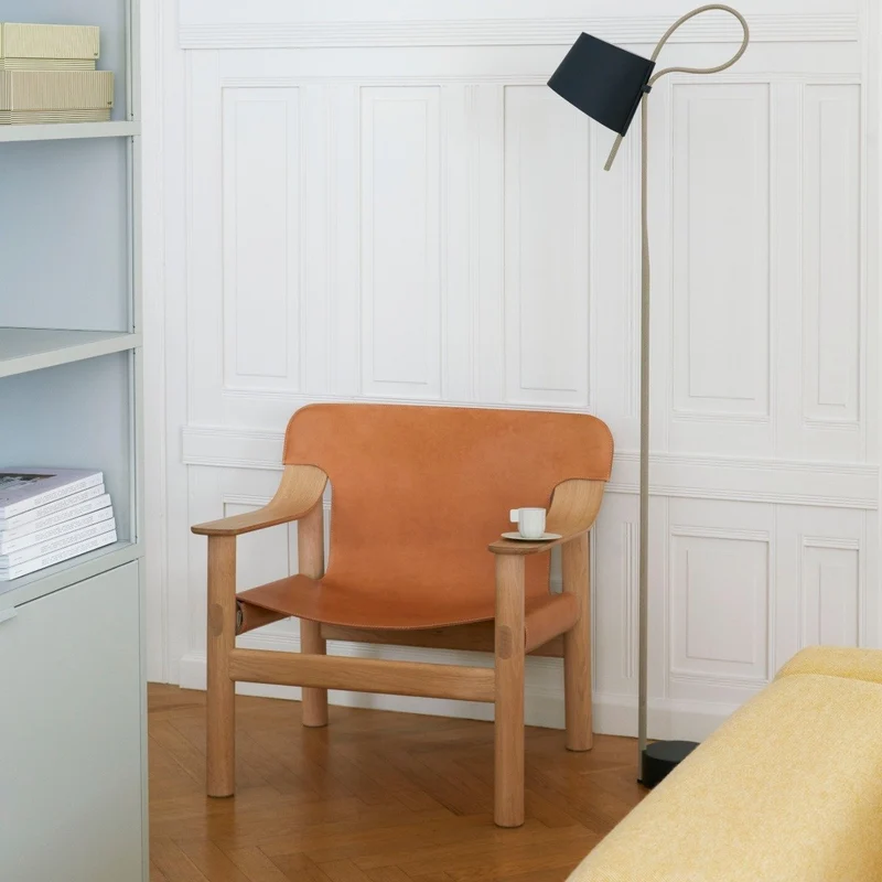 Fauteuil en chêne avec housse en cuir marron Bernard - HAY