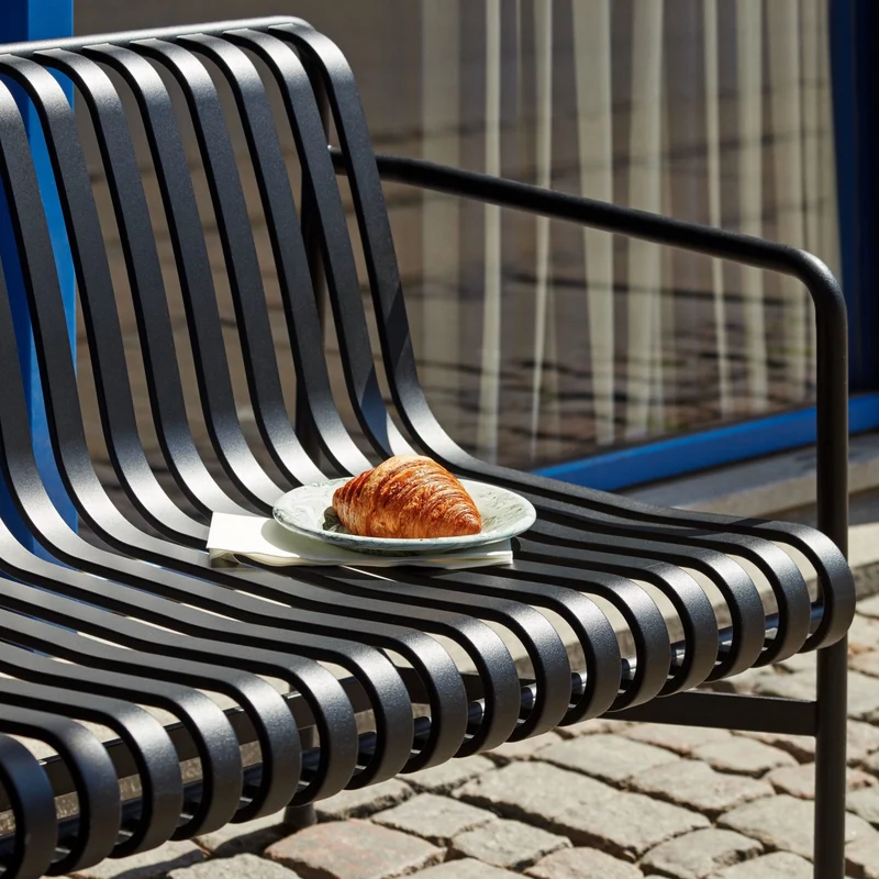 Banc de jardin avec accoudoirs en métal anthracite Palissade - HAY