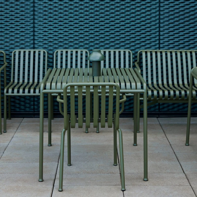 Table à manger d'extérieur en métal olive 82,5x90cm Palissade - HAY