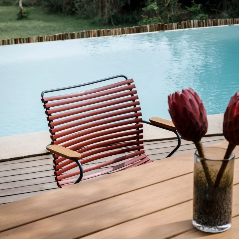 Chaise en métal et plastique rouge Paprika avec accoudoirs CLICK - Houe
