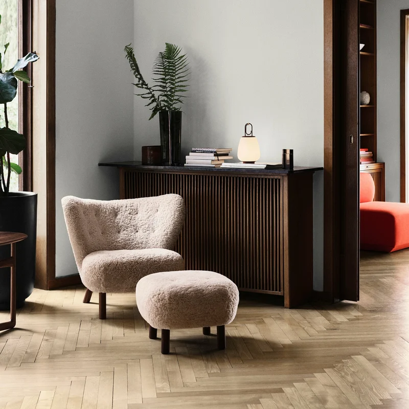 Fauteuil Little Petra et pouf en laine beige et chêne - &Tradition