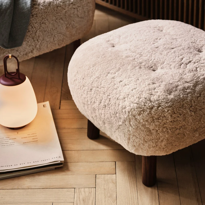 Fauteuil Little Petra et pouf en laine beige et chêne - &Tradition
