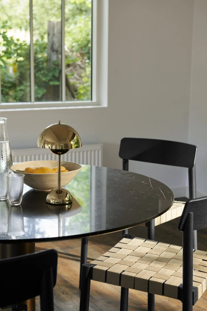 Table à manger ronde en marbre noire et base en acier noire 120 cm - &Tradition