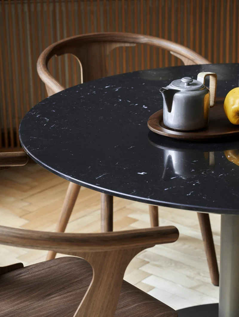 Table à manger ronde en marbre noire et base en acier noire 120 cm - &Tradition