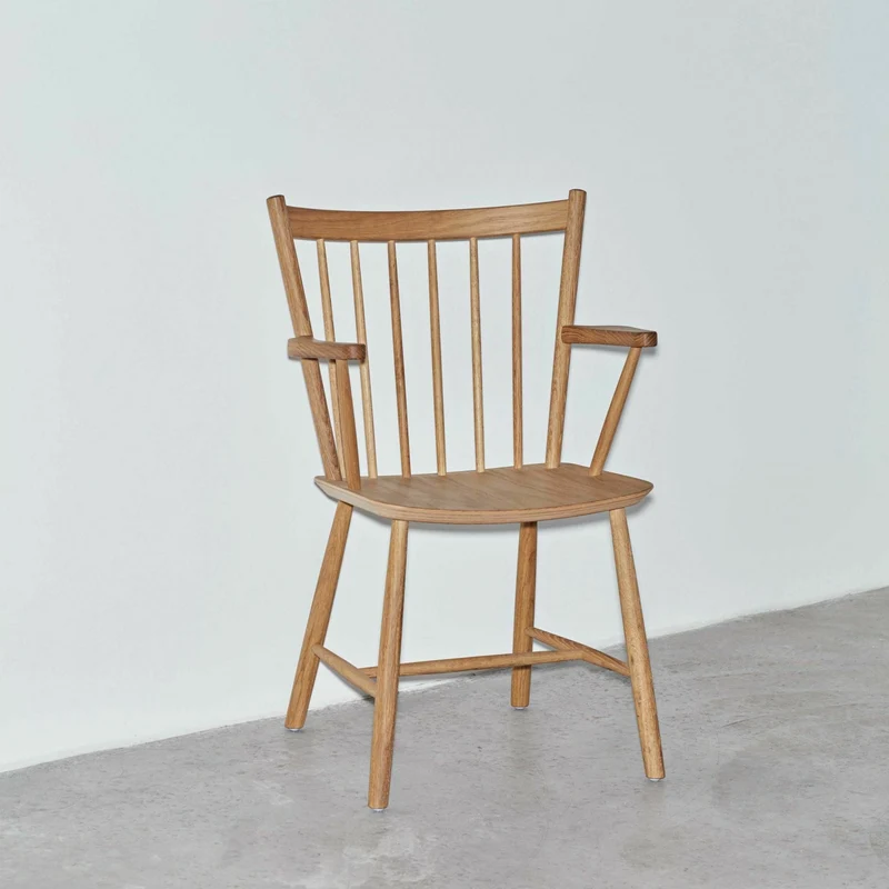 Chaise en bois de chêne avec accoudoirs - HAY