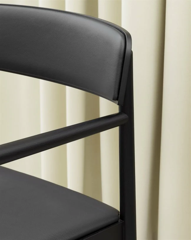 Chaise en bois de frêne noire avec assise en cuir Timb noir/ Ultra Leather noir - Normann Copenhagen