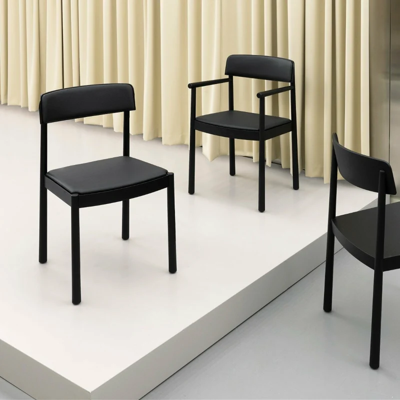 Chaise en bois de frêne noire avec assise en cuir Timb noir/ Ultra Leather noir - Normann Copenhagen