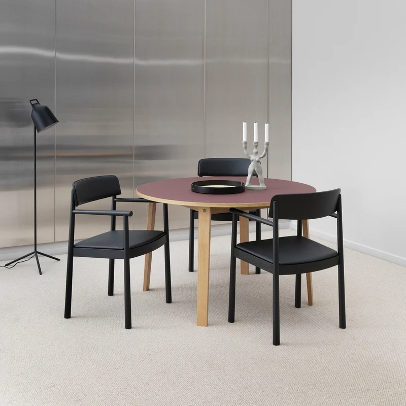 Chaise en bois de frêne noire avec assise en cuir Timb noir/ Ultra Leather noir - Normann Copenhagen