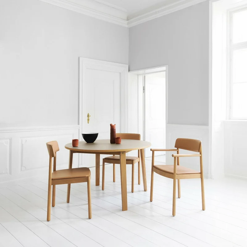 Chaise en bois de frêne noire avec assise en cuir Timb noir/ Ultra Leather noir - Normann Copenhagen