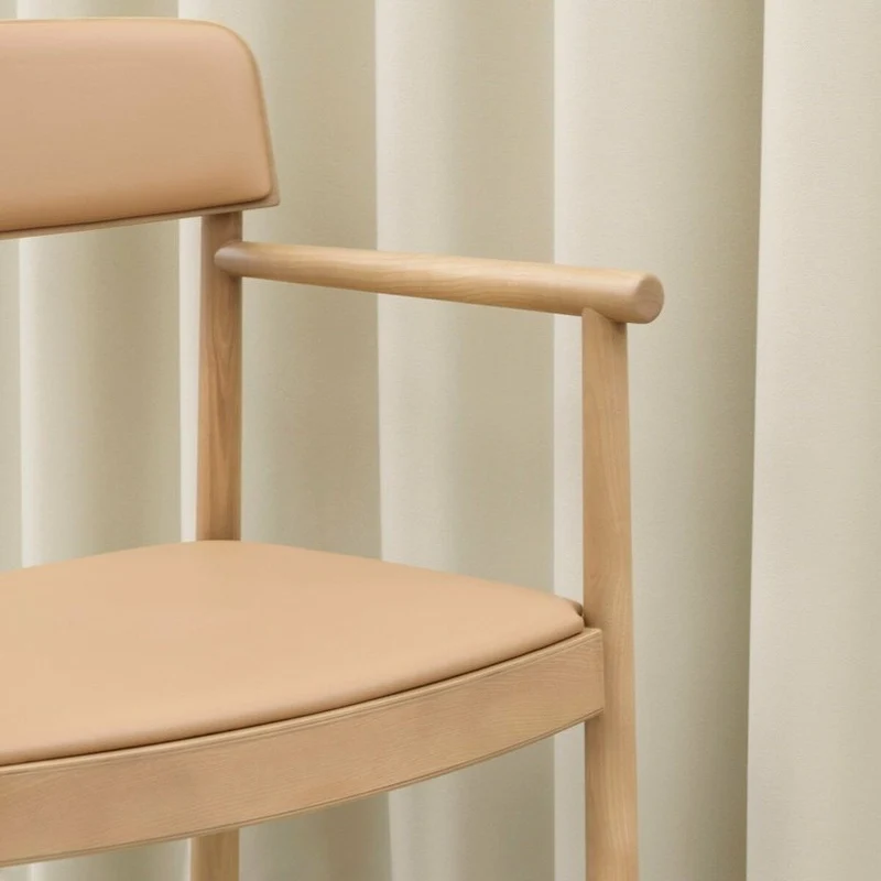Chaise avec accoudoirs en frêne laqué et cuir camel Timb Tan/ Ultra Leather Camel - Normann Copenhagen