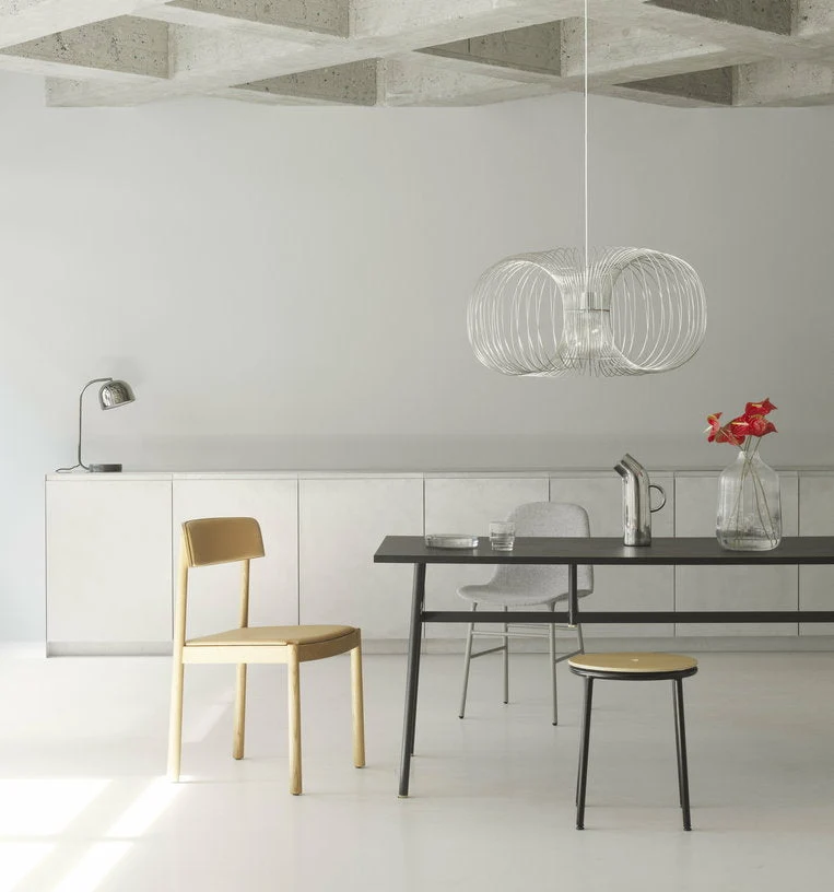 Chaise avec accoudoirs en frêne laqué et cuir camel Timb Tan/ Ultra Leather Camel - Normann Copenhagen