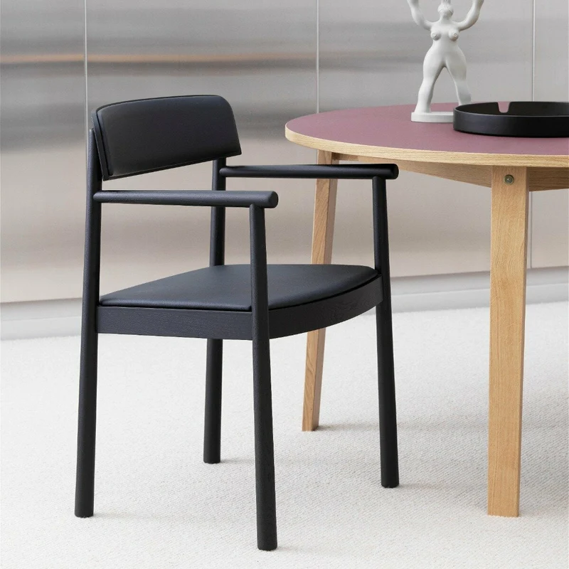 Chaise en bois de frêne noire avec assise en cuir et accoudoirs Timb noir/ Ultra Leather noir - Normann Copenhagen