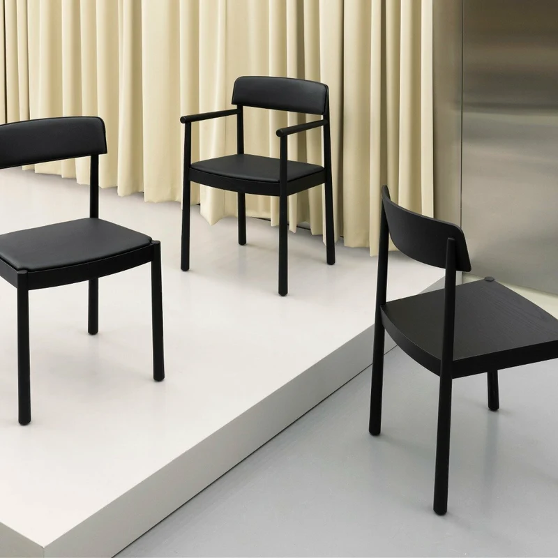 Chaise en bois de frêne noire avec assise en cuir et accoudoirs Timb noir/ Ultra Leather noir - Normann Copenhagen